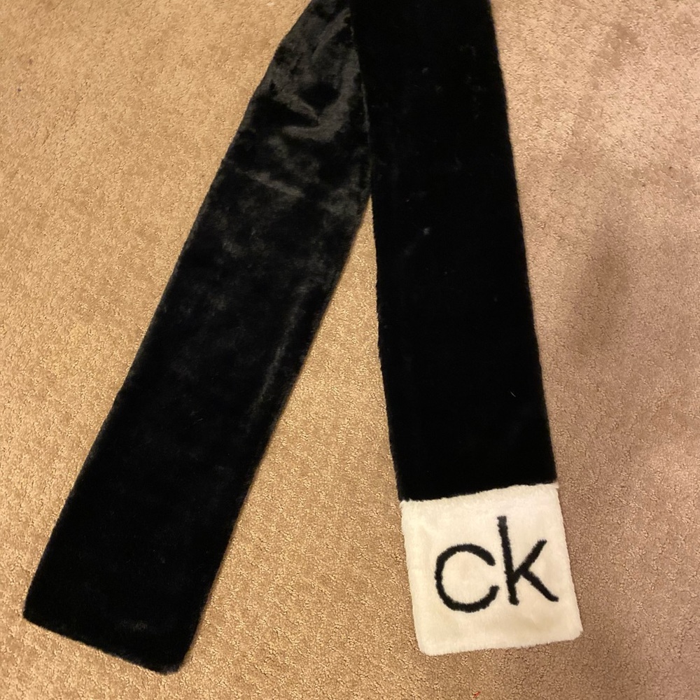 NWOT Calvin Klein - Unisex black/cream faux fur long scarf with CK logo, 70 x 8